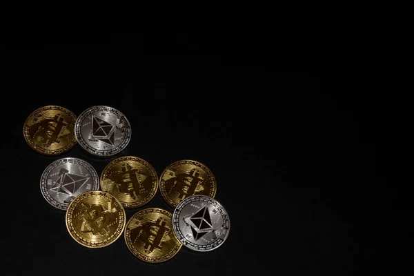 Золотий Біткоїн Срібні Ефірні Монети Криптовалюти Вид Зверху Чорному Тлі — стокове фото