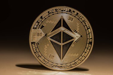 Işıkta gölgesi olan ethereum 'dan parlayan tek altın.