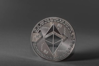 Kripto para biriminden açık gri arkaplan görünümlü tek bir eter para