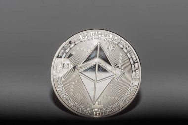 Kripto para biriminden gölgesi ve gri arkaplanı olan tek bir eter para.