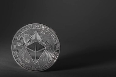 Gri arka plan görünümlü kripto para biriminden tek bir eter para