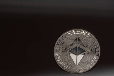 Siyah makro görünümlü kripto para biriminden tek bir eter para