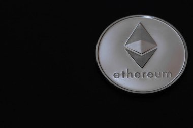 Siyah arkaplan üzerinde kriptodan elde edilen değerli gümüş eter para sağ görünüm