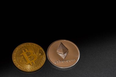 İki değerli parlayan kripto para kara fon üzerinde bitcoin ve eter