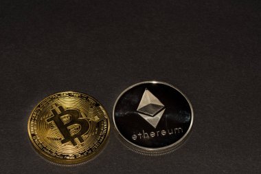 İki değerli kripto para birimi Bitcoin ve eter yukarıda siyah arkaplan görünümünde