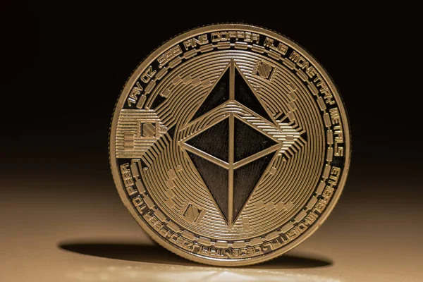 Enda Guld Lysande Eter Mynt Från Ethereum Med Skugga Ljuset — Stockfoto