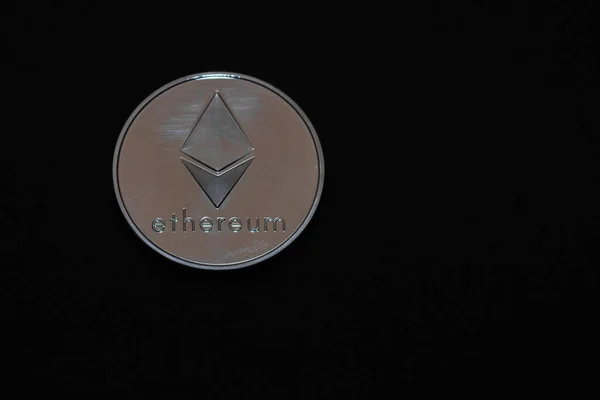 黒の背景にある暗号通貨の中から価値のある銀エーテルコイン — ストック写真