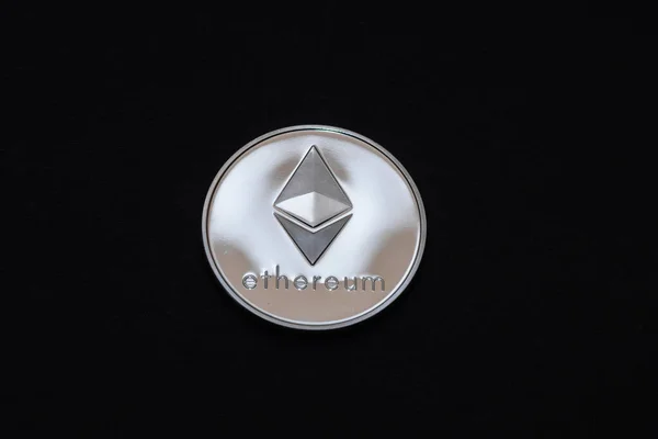 Värdefull Lysande Silver Eter Mynt Från Cryptocurrency Mitten Svart Bakgrund — Stockfoto