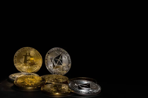 Цінні Золоті Біткоїни Срібні Ефірні Монети Криптовалюти Чорному Тлі — стокове фото