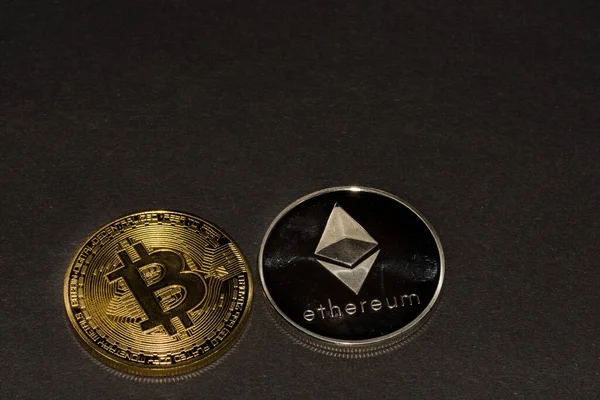 Δύο Αξιόλογα Κέρματα Bitcoin Cryptocurrency Και Αιθέρα Μαύρο Φόντο Άποψη — Φωτογραφία Αρχείου