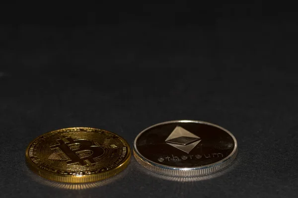 Due Preziose Monete Criptovaluta Bitcoin Etere Sfondo Nero — Foto Stock