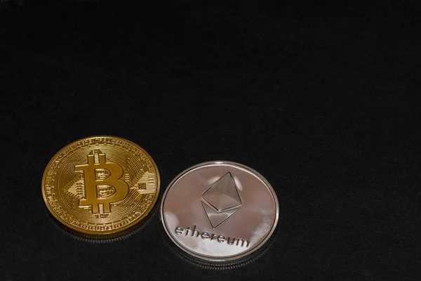 Due Monete Preziose Bitcoin Etere Criptovaluta Sfondo Nero — Foto Stock