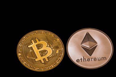 Siyah ayrıntı görünümünde kriptodan iki parlayan para bitcoin ve eter