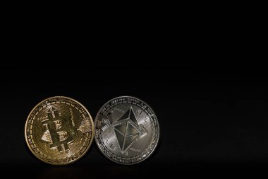 Siyah arkaplan görünümlü tek bitcoin ve eter para