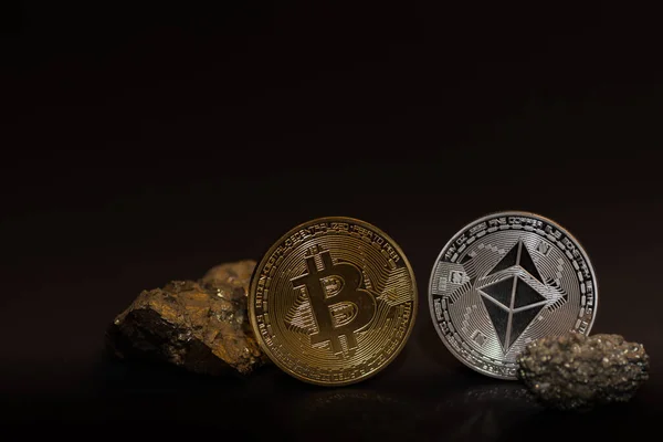 Enkele Bitcoin Ether Munt Met Mineralen Met Ijzer Zwarte Achtergrond — Stockfoto