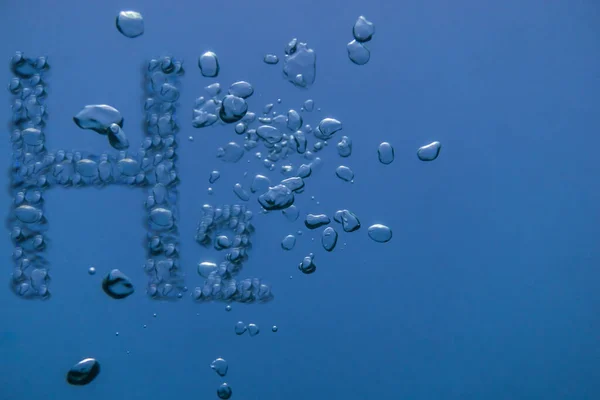 青い水の中に気泡の多い水素H2 — ストック写真