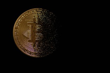 Değerli altın bitcoin siyah arkaplanlı hiçliğe dönüşür.