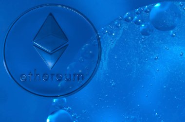 mavi ether madeni para ethereum üzerine mavi soğuk su damlaları
