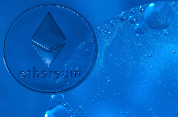 Kék Éter Érme Ethereum Olajcseppek Kék Hideg Vízben — Stock Fotó