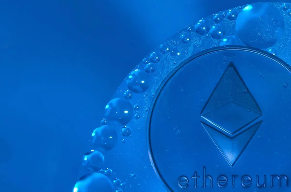 Μπλε Αιθέρα Κέρμα Από Ethereum Σταγόνες Πετρελαίου Μπλε Επιφάνεια Του — Φωτογραφία Αρχείου