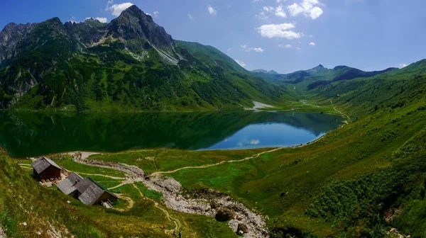 Häuser Und Viele Wanderer Einem Bergsee Traumhaftem Landschaftspanorama — Stockfoto