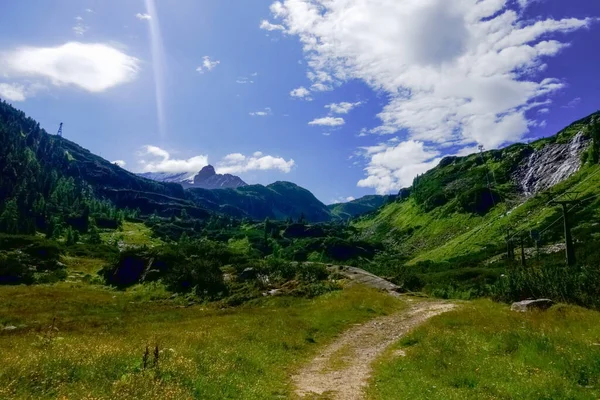 Wandelpad Een Heuvel Prachtige Groene Bergen Oostenrijk — Stockfoto