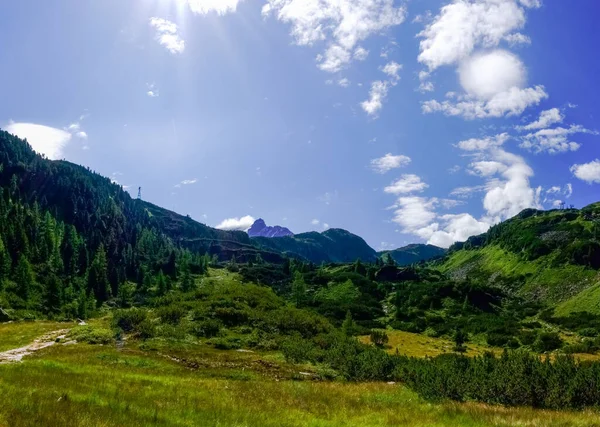 관광을 즐기며 아름다운 산들을 하이킹하는 — 스톡 사진