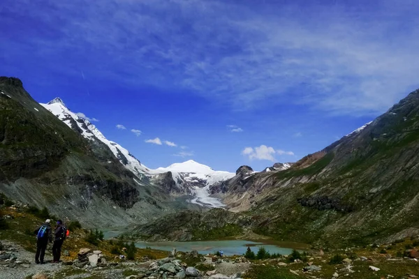 Senderistas Sendero Las Montañas Caminando Hacia Glaciar Austria —  Fotos de Stock