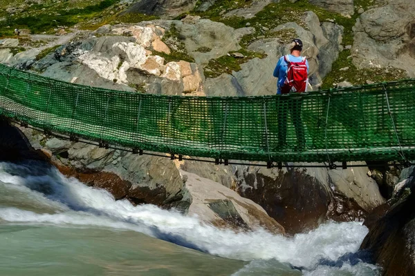 Caminante Camina Sobre Puente Sobre Desagüe Lago Austria — Foto de Stock