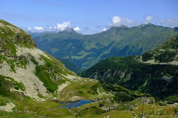 オーストリアの素晴らしい山の中にある小さな池とケーブルカーは — ストック写真