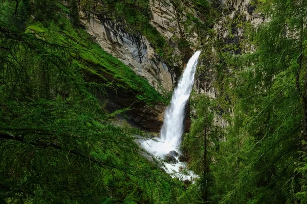 Grande Cascade Dans Les Montagnes Avec Magnifiques Arbres Verts Des — Photo