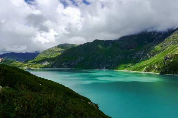 Grande Lago Montanha Com Uma Cor Azul Turquesa Maravilhosa Áustria — Fotografia de Stock