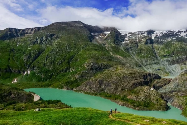 Centrale Hydroélectrique Montagne Avec Eau Verte Randonneurs Été — Photo