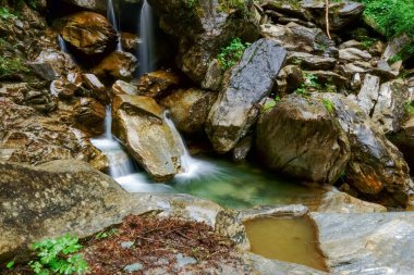 Avustralya 'da yürüyüş yaparken dağların arasında küçük şelaleler.