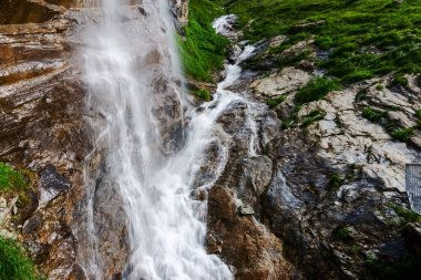 Dağlardaki bir uçurumdan atlayan şelalenin detaylı görüntüsü
