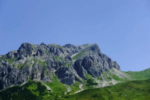 Rotsachtige Berg Met Heldere Blauwe Lucht Tijdens Het Wandelen Vakantie — Stockfoto