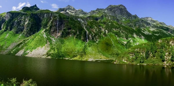 Rotsachtige Bergen Met Watervallen Groene Planten Bij Een Panoramisch Uitzicht — Stockfoto