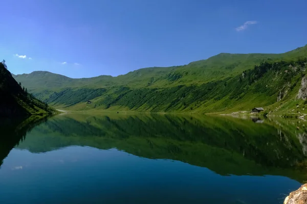 Lago Montagna Con Meraviglioso Riflesso Dalle Montagne Cielo Blu Vacanza — Foto Stock