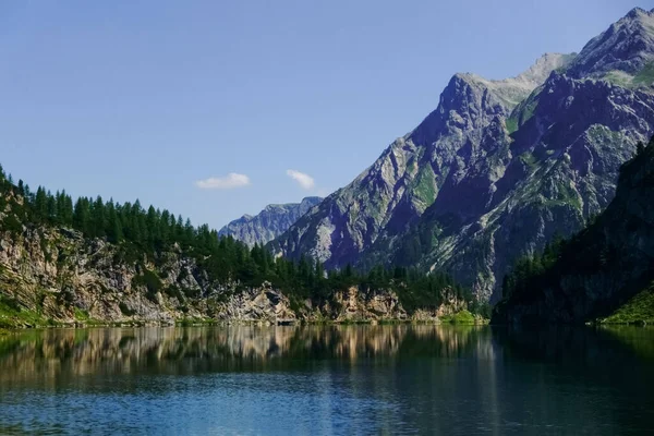 Lago Montanha Com Boa Reflexão Altas Montanhas Rochosas Fundo Enquanto — Fotografia de Stock