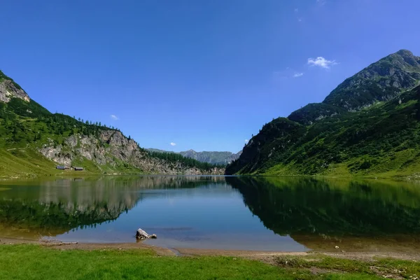 Piedi Sulla Riva Blu Lago Montagna Con Meraviglioso Riflesso Dal — Foto Stock
