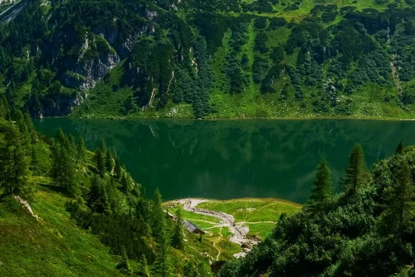 Colina Vista Para Lago Montanha Muitos Caminhantes Costa Férias — Fotografia de Stock