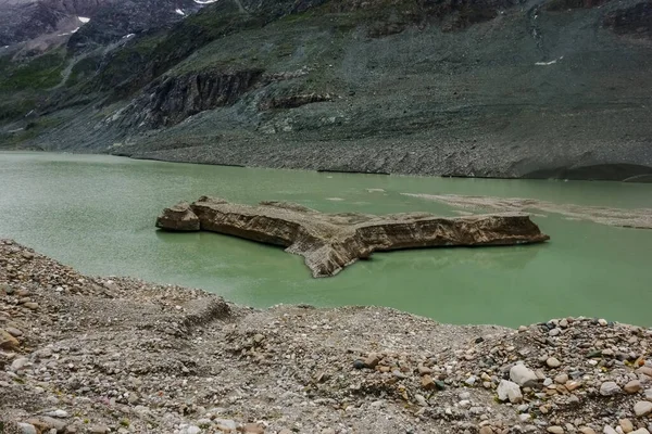 Einzelne Insel Grünen Wasser Eines Sees Den Bergen Beim Wandern — Stockfoto