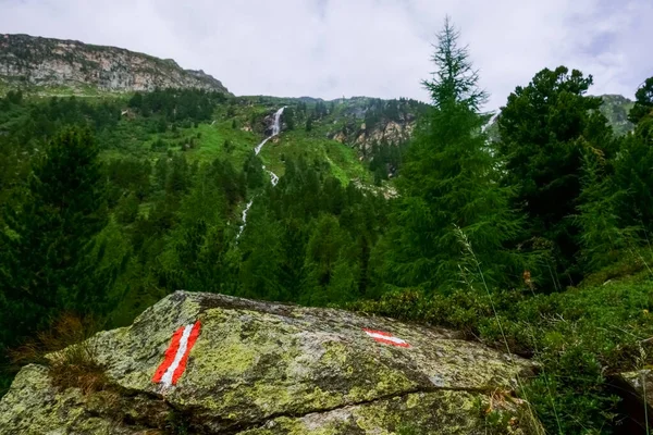 オーストリアから夏休みに緑の山の岩にサインを — ストック写真