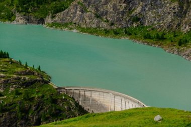 Avustralya 'da tatilde olan bir hidroelektrik santralinin yeşil su manzarasına bakın