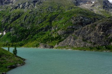 Avustralya 'nın dağlarında mavi renkli harika berrak bir göl.