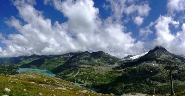 Blick Ein Bergtal Mit Einem Wunderschönen Türkisfarbenen Stausee Panorama — Stockfoto