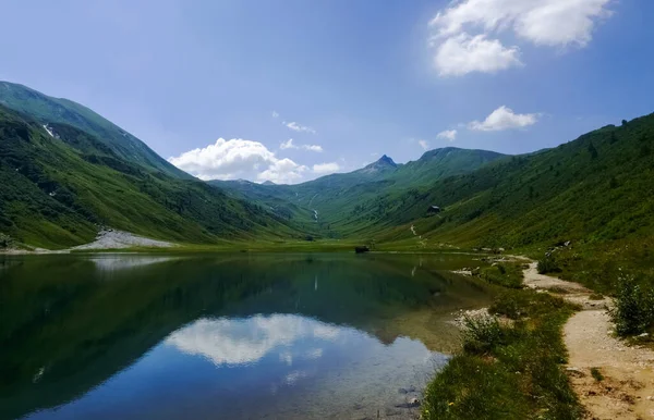 Trail Voor Wandelaar Oever Van Een Prachtig Bergmeer Oostenrijk — Stockfoto