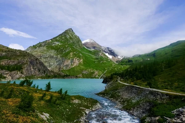 Paisagem Maravilhosa Com Riacho Fluindo Para Lago Azul Nas Montanhas — Fotografia de Stock