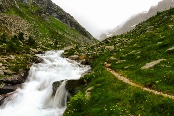 Prachtige Witte Koude Bergbeek Een Landschap Met Veel Rotsen Tijdens — Stockfoto