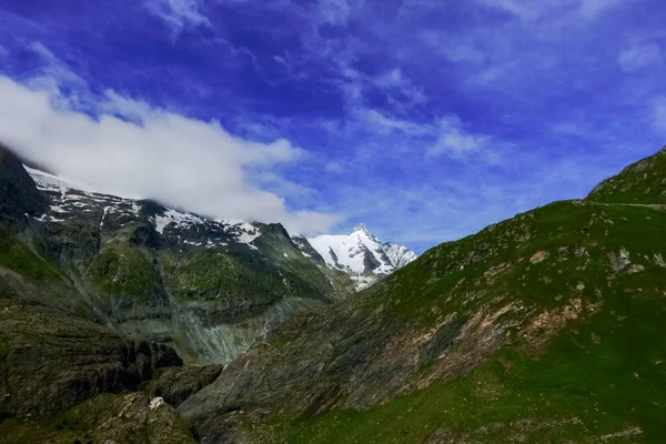 Prachtige Witte Berg Met Een Scherpe Piek Blauwe Lucht Zomer — Stockfoto